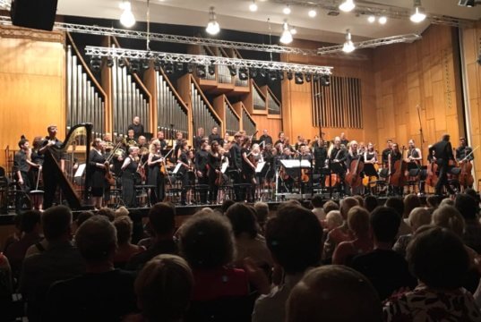 Unter dem Motto „JSO tanzt“ spielte das Jugendsinfonieorchester der Musikschule Solingen Marsch- und Tanzmusik, unter anderem von Strauß und Beethoven. (Foto: © Laura Mertens)
