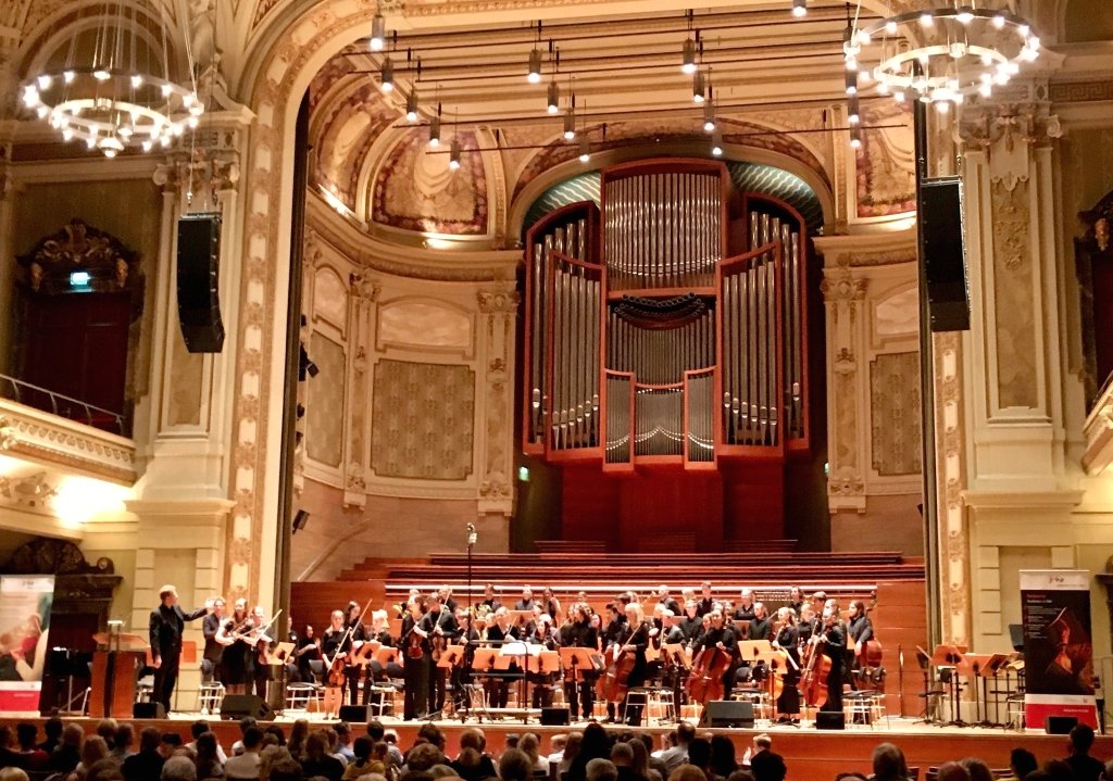 Fast hätte das Jugendsinfonieorchester der Musikschule Solingen am Wochenende den Landestitel von 2016 verteidigt und landete knapp auf Platz zwei. Beim Preisträgerkonzert in der Historischen Stadthalle Wuppertal. (Foto: © Birgit Walter)