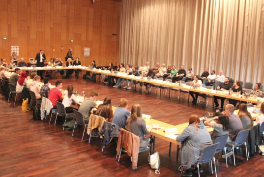 Am Montagabend fand im Theater und Konzerthaus die konstituierende Sitzung des 11. Jugendstadtrates statt. (Foto: © B. Glumm)