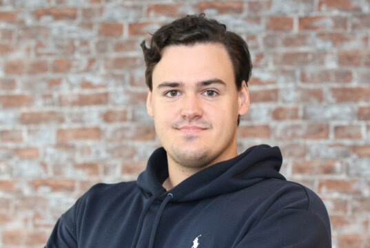 Julian Nadolski ist Wirtschaftspsychologe und entwickelt eine App, um PTBS-Patienten rund um die Uhr zu unterstützen. (Foto: © Bastian Glumm)