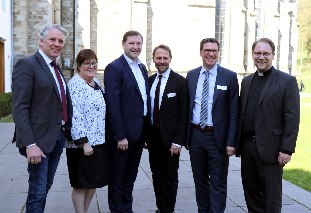 Kamen gestern zum Parlamentariertreffen am Altenbeger Dom zusammen : v.li. Robert Lennerts (Bürgermeister Odenthal), Uta Schneider (Kommunale Arbeitsgemeinschaft Bergisch Land), die Oberbürgermeister Tim Kurzbach (Solingen) und Uwe Richrath (Leverkusen), Landrat Stephan Santelmann (Rheinisch-Bergischer Kreis) und Pfarrer Tobias Schwaderlapp (Haus Altenberg). (Foto: © Bastian Glumm)