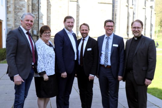 Kamen gestern zum Parlamentariertreffen am Altenbeger Dom zusammen : v.li. Robert Lennerts (Bürgermeister Odenthal), Uta Schneider (Kommunale Arbeitsgemeinschaft Bergisch Land), die Oberbürgermeister Tim Kurzbach (Solingen) und Uwe Richrath (Leverkusen), Landrat Stephan Santelmann (Rheinisch-Bergischer Kreis) und Pfarrer Tobias Schwaderlapp (Haus Altenberg). (Foto: © Bastian Glumm)