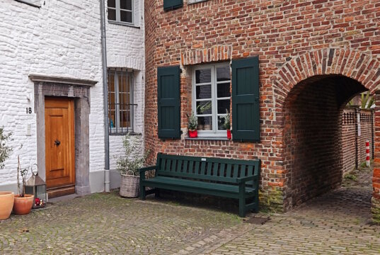 Kaiserswerth, im Norden von Düsseldorf gelegen, ist ein Stadtteil, der mit seiner reichen Geschichte und charmanten Sehenswürdigkeiten begeistert. (Foto: © Miriam Köppchen)