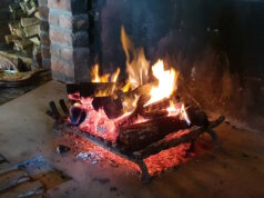 Garantiert gemütlich: Feuer im eigenen Kamin daheim. (Archivfoto: © Bastian Glumm)