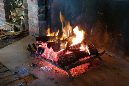 Garantiert gemütlich: Feuer im eigenen Kamin daheim. (Archivfoto: © Bastian Glumm)