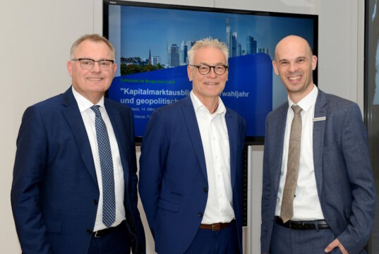 Volksbank-Vorstand Andreas Otto (l.) und Private-Banking-Leiter Mathias Prestenbach (r.) freuten sich über den Gast aus Frankfurt: Fondsmanager Michel Gierse brachte den Kunden der Volksbank im Bergischen Land die komplexe Welt der Kapitalmärkte näher. (Foto: © Volksbank/Bettina Osswald)