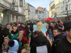 Am Samstag fand der „kleinste Zoch“ in Ohligs statt. Die neunte Auflage des Zochs hat rund 1.000 Ohligser Jecken angezogen. (Foto: © Diana Stock)
