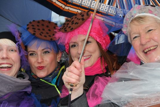 Rosenmontag ist traditionell der Höhepunkt des Straßenkarnevals. Die Verkehrsbetriebe leiten anlässlich des jecken Lindwurms in der City zahlreiche Buslinien um. (Archivfoto: © B. Glumm)
