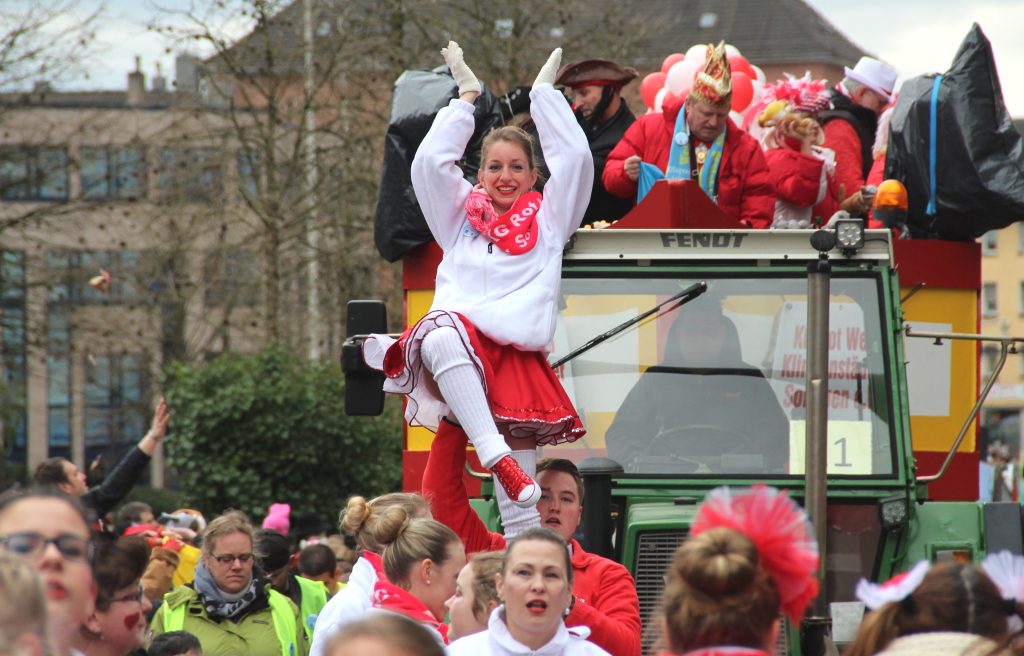 Alle Jahre wieder schlängelt sich an Rosenmontag der närrische Zug durch die Solinger Innenstadt. (Archivoto: © Bastian Glumm)