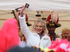 Solingens närrische Prinzessin Jacky I. bekam am Donnerstag den "Schlüssel zum Rathaus" in die Hand gedrückt. Damit haben die Möhnen das Regiment übernommen, der Straßenkarneval der diesjährigen Session ist gestartet. (Foto © Bastian Glumm)