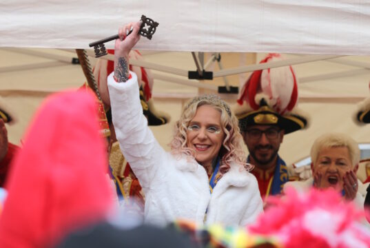 Solingens närrische Prinzessin Jacky I. bekam am Donnerstag den "Schlüssel zum Rathaus" in die Hand gedrückt. Damit haben die Möhnen das Regiment übernommen, der Straßenkarneval der diesjährigen Session ist gestartet. (Foto © Bastian Glumm)