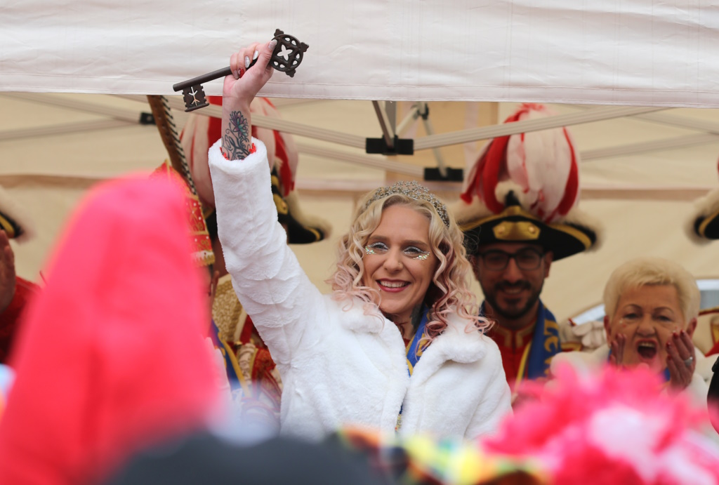 Solingens närrische Prinzessin Jacky I. bekam am Donnerstag den "Schlüssel zum Rathaus" in die Hand gedrückt. Damit haben die Möhnen das Regiment übernommen, der Straßenkarneval der diesjährigen Session ist gestartet. (Foto © Bastian Glumm)