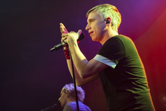 Am Freitagabend sorgte die Kölner Band Kasalla in der ausverkauften Cobra in Merscheid für allerbeste Partystimmung und begeisterte mit ihrem Kölschrock. (Foto: © Janina Raeder)