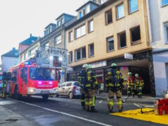 Die Feuerwehr war am Donnerstagnachmittag auf der Kasinostraße im Einsatz, dort brannte es in einer Wohnung. (Foto: © Tim Oelbermann)