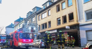 Die Feuerwehr war am Donnerstagnachmittag auf der Kasinostraße im Einsatz, dort brannte es in einer Wohnung. (Foto: © Tim Oelbermann)