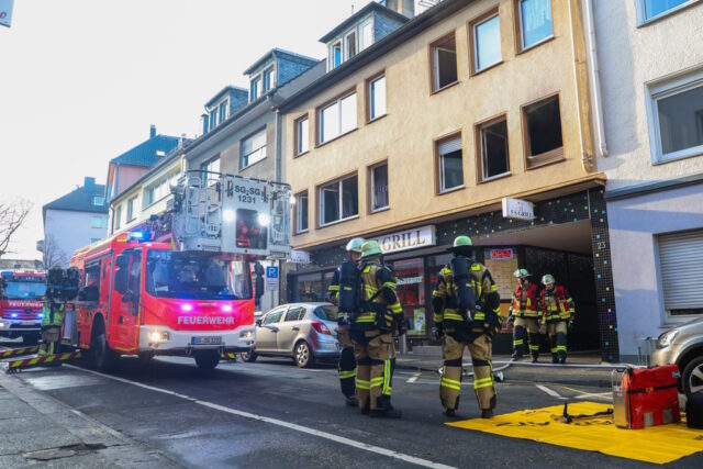 Die Feuerwehr war am Donnerstagnachmittag auf der Kasinostraße im Einsatz, dort brannte es in einer Wohnung. (Foto: © Tim Oelbermann)