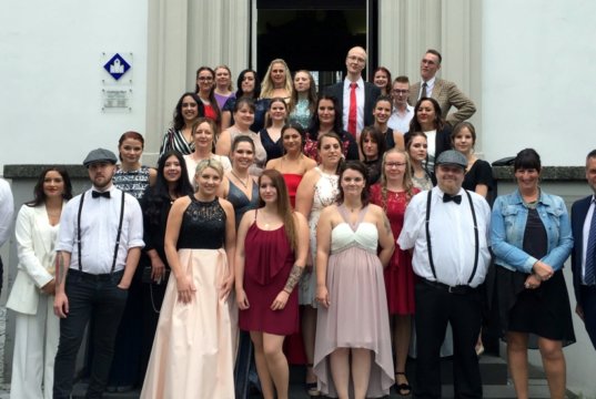 38 frisch Gesundheits- und Krankenpfleger feiern ihr Examen. Gelernt haben sie im Katholischen Bildungszentrum Haan, der Krankenpflegeschule des St. Josef Krankenhauses Haan, des St. Josefs Krankenhauses Hilden, des St. Martinus Krankenhauses Langenfeld und der Solinger St. Lukas Klinik. (Foto: © Kplus Gruppe)