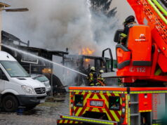 An der Katternberger Straße stand am Freitag eine fünfzügige Garagenhalle in Vollbrand. (Foto: © Oelbermann-Fotografie / Florian Schmidt)