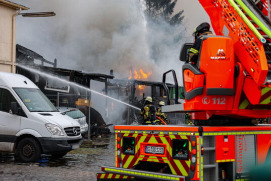 An der Katternberger Straße stand am Freitag eine fünfzügige Garagenhalle in Vollbrand. (Foto: © Oelbermann-Fotografie / Florian Schmidt)