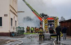 Die Feuerwehr Solingen war am Freitag mit rund 60 Einsatzkräften vor Ort. Niemand wurde bei dem Einsatz verletzt. (Foto: © Oelbermann-Fotografie / Florian Schmidt)