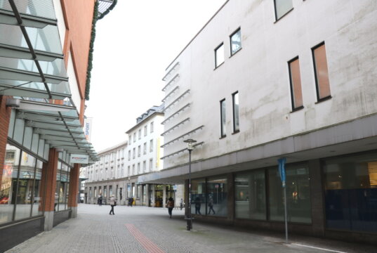 Um den Verfall der Solinger Innenstadt zu verlangsamen, wünscht sich die SPD, dass die Stadt das Areal zwischen Mühlenplatz und Fronhof kauft und entwickelt. Zudem würde eine Dependance des Klinikums dort für "Frequenz" sorgen". (Archivfoto: © Bastian Glumm)