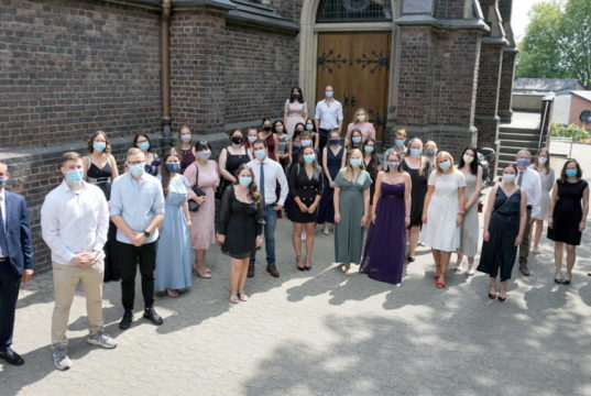 Am Freitagmittag nahmen 31 examinierte Gesundheits- und Krankenpfleger ihre Abschlussurkunde in der Pfarrkirche St. Joseph in Ohligs entgegen. (Foto: © Kplus Gruppe)