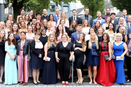 48 Gesundheits- und Krankenpflegerinnen und -pfleger des St. Josef Krankenhauses Haan, des St. Josefs Krankenhauses Hilden, der Solinger St. Lukas Klinik sowie des St. Martinus Krankenhauses in Langenfeld haben ihr Examen bestanden. (Foto: © Kplus Gruppe)