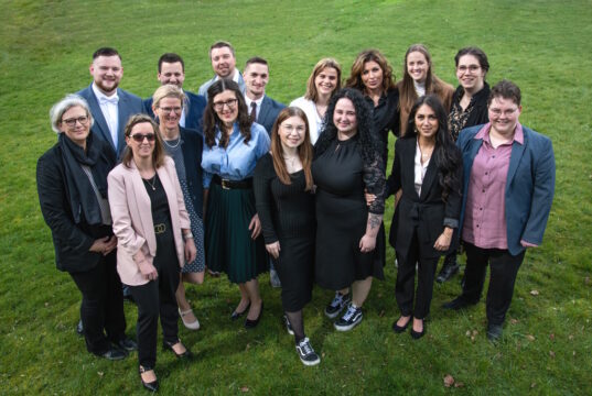 14 Absolventinnen und Absolventen des Katholischen Bildungszentrums (KBZ) nehmen mit ihrem erfolgreich bestandenen Abschluss Fahrt auf. (Foto: © Laurenz Paas/Kplus Gruppe)