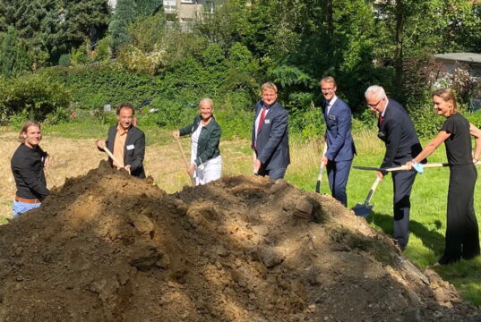 Das Katholische Bildungszentrum in Haan wird erweitert. Zum symbolischen Spatenstich trafen sich: v.l. Torsten Kraft, Architekturbüro KFP, Thilo Schnor, Bürgermeister Solingen, Sabine Woitaschek, Schulleiterin KBZ, Andreas Degelmann, Geschäftführer KBZ und Sprecher der Geschäftsführung Kplus Gruppe, Dr. Christian Untrieser MdL, Thomas Hendele, Landrat Kreis Mettmann und Dr. Bettina Warnecke, Bürgermeisterin Haan. (Foto: © Kplus Gruppe)