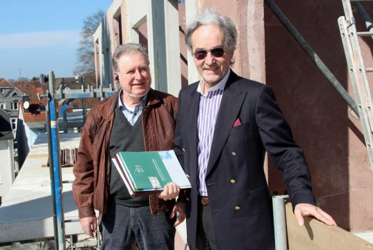 Genießen die Aussicht vom obersten Stockwerk der Baustelle des barrierefreien Neubaus des "Berg Carrés": Bauherr Klaus Kempe (re.) und Bauleiter Hans Schneider. (Foto: © B. Glumm)