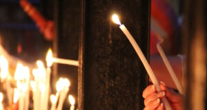 In Form eines stillen Gedenkens mit Kerzenlicht lädt die Stadt Solingen am Freitagabend alle ein, der Opfer der heimtückischen Messerattacke vom 23. August zu gedenken. (Symbolfoto: © Bastian Glumm)