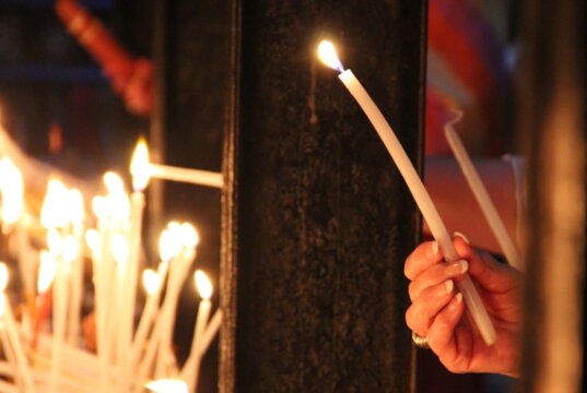 In Form eines stillen Gedenkens mit Kerzenlicht lädt die Stadt Solingen am Freitagabend alle ein, der Opfer der heimtückischen Messerattacke vom 23. August zu gedenken. (Symbolfoto: © Bastian Glumm)