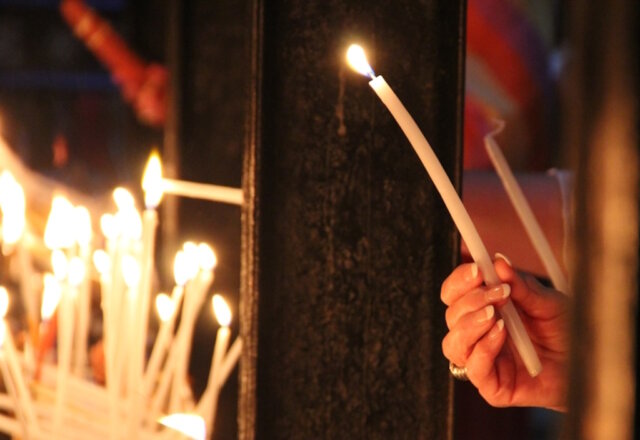 In Form eines stillen Gedenkens mit Kerzenlicht lädt die Stadt Solingen am Freitagabend alle ein, der Opfer der heimtückischen Messerattacke vom 23. August zu gedenken. (Symbolfoto: © Bastian Glumm)