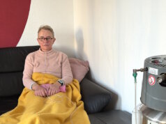 Der Wunsch nach Luft zum Leben: Fünffache Mutter braucht dringend Hilfe Die fünffache Mutter Hiltrud Frommann ist aufgrund ihrer Systemischen Sklerose mit Lungenhochdruck auf eine Langzeitsauerstofftherapie angewiesen. Die Atemnot schränkt ihren Alltag stark ein. (Foto: © Oliver Frommann)