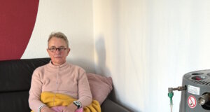 Der Wunsch nach Luft zum Leben: Fünffache Mutter braucht dringend Hilfe Die fünffache Mutter Hiltrud Frommann ist aufgrund ihrer Systemischen Sklerose mit Lungenhochdruck auf eine Langzeitsauerstofftherapie angewiesen. Die Atemnot schränkt ihren Alltag stark ein. (Foto: © Oliver Frommann)