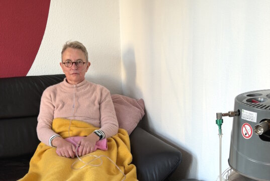 Die fünffache Mutter Hiltrud Frommann ist aufgrund ihrer Systemischen Sklerose mit Lungenhochdruck auf eine Langzeitsauerstofftherapie angewiesen. Die Atemnot schränkt ihren Alltag stark ein. (Foto: © Oliver Frommann)