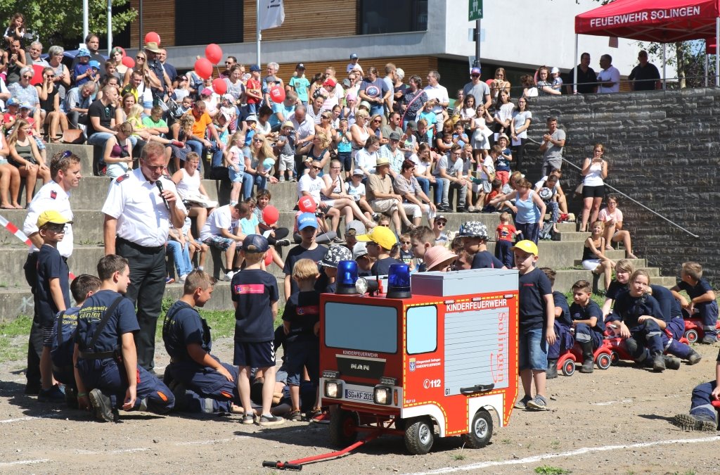 "Einsatz für die Kinderfeuerwehr", hieß es am Samstag im Solinger Südpark beim 5. Kinder-Feuerwehrfest. Die neue Einheit zeigte spielerisch, wie eine Rettungsgasse auf der Autobahn funkioniert. (Foto: © Bastian Glumm)