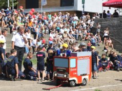 "Einsatz für die Kinderfeuerwehr", hieß es am Samstag im Solinger Südpark beim 5. Kinder-Feuerwehrfest. Die neue Einheit zeigte spielerisch, wie eine Rettungsgasse auf der Autobahn funkioniert. (Foto: © Bastian Glumm)