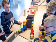 „Probiert? Kapiert!“: Kinderfest im Industriemuseum lädt zum Entdecken ein Kinder tüfteln im Industriemuseum Gesenkschmiede Hendrichs an einer Kettenreaktion. Beim Kinderfest „Probiert? Kapiert!“ steht gemeinsames Experimentieren im Mittelpunkt. (Foto: © Stefan Arendt)