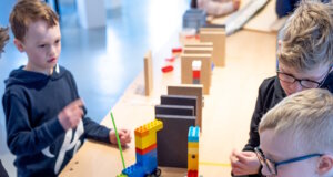 „Probiert? Kapiert!“: Kinderfest im Industriemuseum lädt zum Entdecken ein Kinder tüfteln im Industriemuseum Gesenkschmiede Hendrichs an einer Kettenreaktion. Beim Kinderfest „Probiert? Kapiert!“ steht gemeinsames Experimentieren im Mittelpunkt. (Foto: © Stefan Arendt)