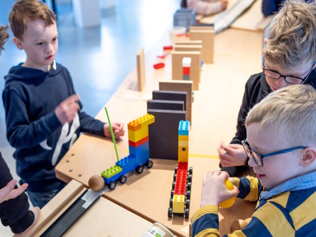 kinderfest-gesenkschmiede-hendri Kinder tüfteln im Industriemuseum Gesenkschmiede Hendrichs an einer Kettenreaktion. Beim Kinderfest „Probiert? Kapiert!“ steht gemeinsames Experimentieren im Mittelpunkt. (Foto: © Stefan Arendt)