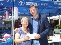 Ruth Karschewsky-Klingenberg ist seit 20 Jahren Vorsitzende des Kinderschutzbundes Solingen, der am Samstag auf dem Alten Markt sein 40-jähriges Bestehen feierte. Auch Oberbürgermeister Tim Kurzbach gratulierte. (Foto: © Bastian Glumm)
