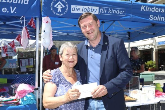 Ruth Karschewsky-Klingenberg ist seit 20 Jahren Vorsitzende des Kinderschutzbundes Solingen, der am Samstag auf dem Alten Markt sein 40-jähriges Bestehen feierte. Auch Oberbürgermeister Tim Kurzbach gratulierte. (Foto: © Bastian Glumm)