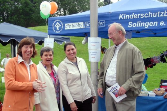 Der Kinderschutzbund Solingen feiert am Samstag sein 40-jähriges Bestehen mit einem bunten Fest auf derm Alten Markt in der City. Die Verantwortlichen freuen sich über zahlreiche Besucherinnen und Besucher. (Foto: © Kinderschutzbund Solingen)