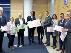 Nach Zöppkesmahlzeit und Lotterie konnte sich der Verein für Kinderstuben in diesem Jahr über eine Spende in Höhe von 53.456,08 Euro freuen. Der symbolische Scheck wurde jetzt in den Räumen der Stadt-Sparkasse überreicht. (Foto: © Bastian Glumm)