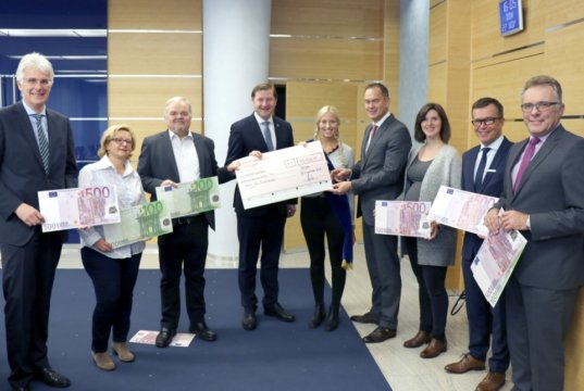 Nach Zöppkesmahlzeit und Lotterie konnte sich der Verein für Kinderstuben in diesem Jahr über eine Spende in Höhe von 53.456,08 Euro freuen. Der symbolische Scheck wurde jetzt in den Räumen der Stadt-Sparkasse überreicht. (Foto: © Bastian Glumm)
