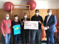 Die beiden Geschäftsführer Christos Papadopoulos (2.v.re., AWEOS) und Christian Busch (Walbusch) brachten jetzt einen Spendenscheck in Höhe von 10.000 Euro für die Kinderstuben in die Kita Zietenstraße. Freuten sich: v.li. Die Kita-Leiterinnen Heidi Morgenstern, und Andrea Berg sowie Eva Kuhn, Geschäftsführerin der Kinderstuben. (Foto: © AWEOS)