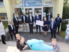 Fast 30.000 Euro wurden heute durch die Mitglieder des Kuratoriums Zöppkesmahlzeit symbolisch an die Vertreter der Solinger Kinderstuben übergeben. (Foto: © Stadt-Sparkasse Solingen)