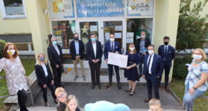 Fast 30.000 Euro wurden heute durch die Mitglieder des Kuratoriums Zöppkesmahlzeit symbolisch an die Vertreter der Solinger Kinderstuben übergeben. (Foto: © Stadt-Sparkasse Solingen)