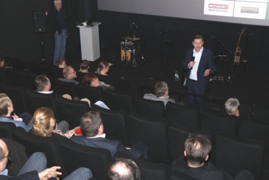 Oberbürgermeister Tim Kurzbach stellte am Freitag im Lumen-Kino gemeinsam mit dem Stadtmarketing den neuen Imagefilm der Klingenstadt vor. (Foto: © Bastian Glumm)